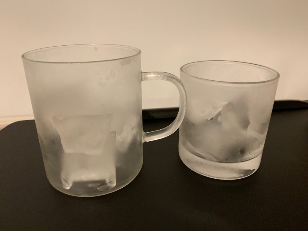 氷をいれたカップ